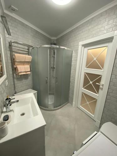 a bathroom with a shower and a sink at Апартаменты Аркадия Гагарин Плаза У моря Без комиссии in Odesa