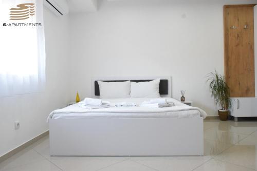เตียงในห้องที่ S-Apartmani Cocetova