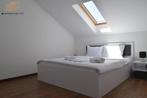 Ein Bett oder Betten in einem Zimmer der Unterkunft S-Apartmani Cocetova