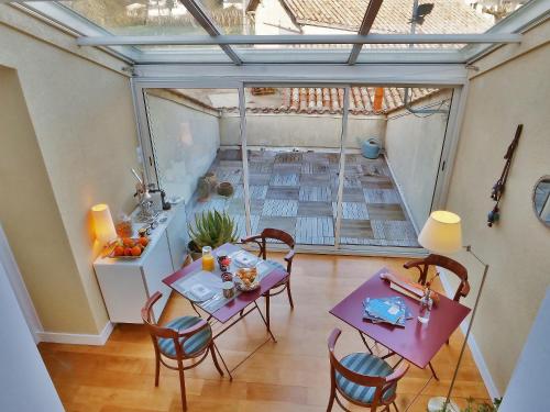 - une salle à manger avec une table et des chaises dans l'établissement Clos Monicord, à Vérac