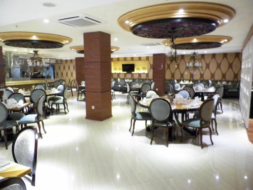 En restaurant eller et andet spisested på Sutanraja Hotel & Convention Centre