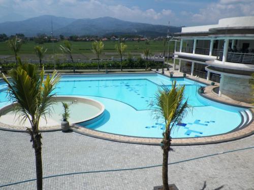 Swimming pool sa o malapit sa Sutanraja Hotel & Convention Centre