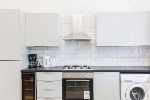 Una cocina o kitchenette en Mansion House with Spacious Apartments close to Excel London and CanaryWharf