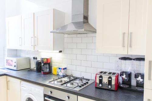 Dapur atau dapur kecil di Mansion House with Spacious Apartments close to Excel London and CanaryWharf