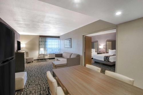 a hotel room with a dining table and a bed at La Quinta by Wyndham Glenwood Springs in Glenwood Springs