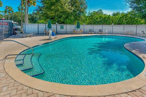 La Quinta by Wyndham Tampa Brandon West tesisinde veya buraya yakın yüzme havuzu