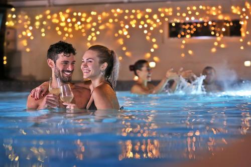 un grupo de personas en una piscina en Le Rose Suite Hotel, en Rímini