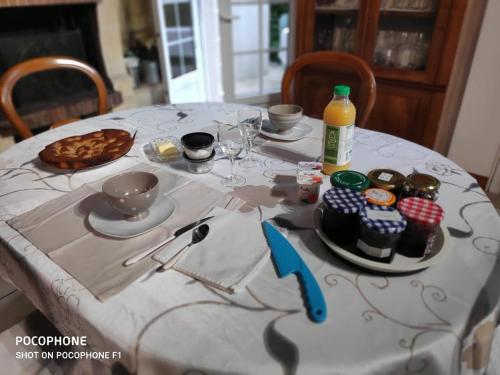 una mesa con un plato de comida encima en Les ID de Saint Emilion, en Saint-Émilion