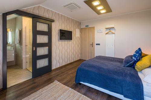 a bedroom with a bed and a walk in shower at Vitis Kúria 7171 Balatonrendes in Balatonrendes