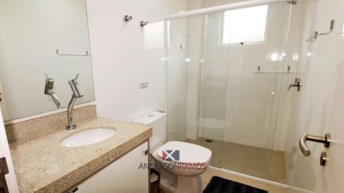 y baño con ducha, lavabo y aseo. en 1068 - Apartamento com vista para o mar, en Bombinhas