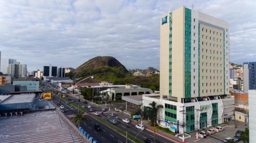 Blick auf eine Stadt mit einem hohen Gebäude in der Unterkunft ibis budget Vitoria in Vitória