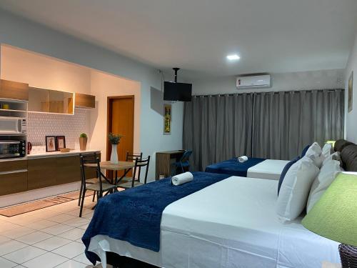 阿纳波利斯B & A Suites Inn Hotel - Quarto Luxo Safira的一间有两张床和厨房的酒店房间
