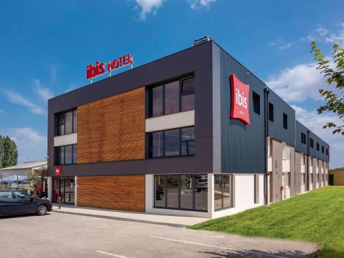 a building with a kings pivot sign on it at ibis Dijon Sud in Dijon