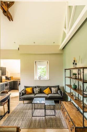 un salon avec un canapé et une table dans l'établissement Les prairies du Mont -La vallée Saint Pierre, à Sougéal