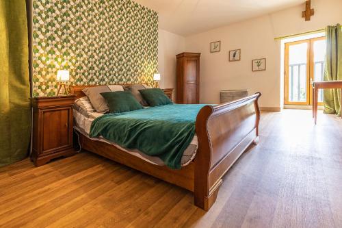 1 dormitorio con 1 cama grande con sábanas verdes en Les prairies du Mont - Le gite de La Chapelle, en Sougéal