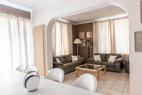 a living room with a couch and a table at Les Hauts de Meuse in Profondeville