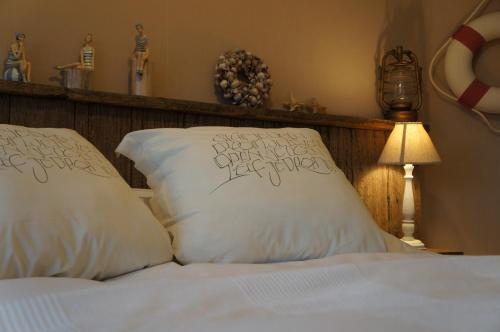 een slaapkamer met twee witte kussens op een bed bij B&B Oesterhoeve in Oostende