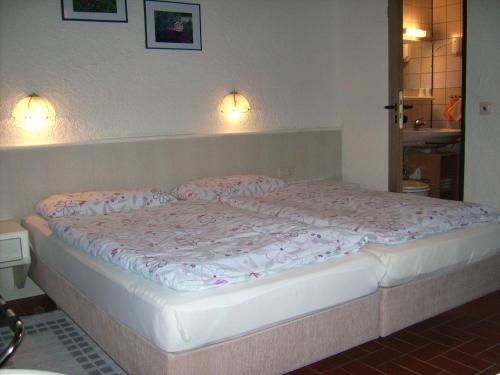 Ένα ή περισσότερα κρεβάτια σε δωμάτιο στο Gästehaus Hochrhönblick