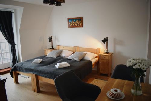 um quarto com uma cama e uma mesa num quarto em Penzion U Johanky em Kadaň