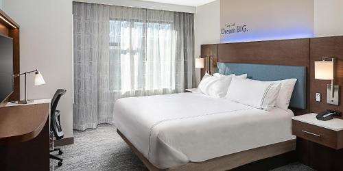 Una cama o camas en una habitación de EVEN Hotels Denver Tech Center-Englewood by IHG