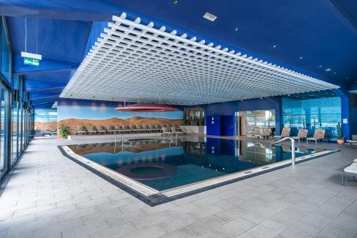 a large swimming pool in a large building at Hotel Parks in Velden am Wörthersee