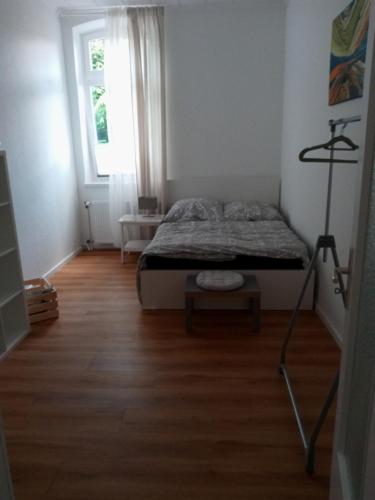 een kleine slaapkamer met een bed en een raam bij Storchenhof in Wrestedt
