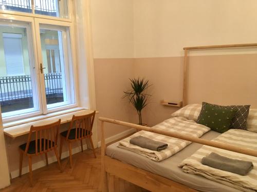 een kamer met een bed, een bureau en een raam bij Central - Quiet - Ruin Pubs - NEW Design - AC in Boedapest