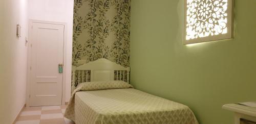 a bedroom with a bed and a window at Hostal Macami in Pedro Abad