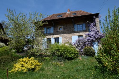 una casa de ladrillo con un jardín delante de ella en Chambre privative et originale, à 20 mn de Cluny, en Trivy