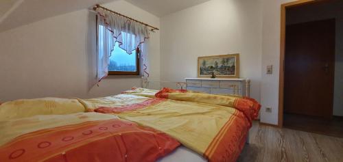 - une chambre avec 2 lits et une fenêtre dans l'établissement Ferienwohnung Kirnitzschtal, à Ottendorf
