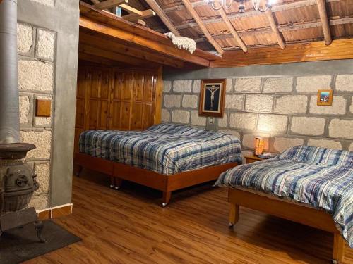 1 dormitorio con 2 camas en una habitación en Cabañas 5 Pinos, en Pinal de Amoles