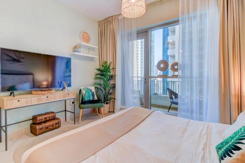 Postel nebo postele na pokoji v ubytování Durrani Homes - Luxurious Studio near Dubai Mall with pool view