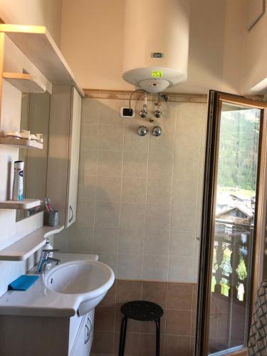 łazienka z umywalką i lustrem w obiekcie Appartamento Primiero San Martino di Castrozza w mieście Fiera di Primiero