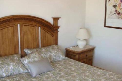 - une chambre avec un lit et une table de nuit avec une lampe dans l'établissement Amplia Suite Alberca Av Bernardo Quintana 12D, à Mendiola