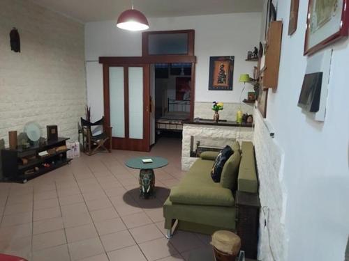 波佐利的住宿－la casa di Vi，客厅配有沙发和桌子