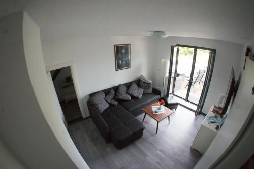 een woonkamer met een bank en een tafel bij FeWo Am Ententeich Bergstraße 15 in Büsum