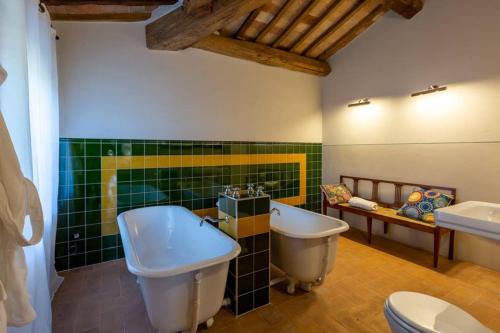 Bathroom sa Podere La Piscina- Acqua Termale e Relax