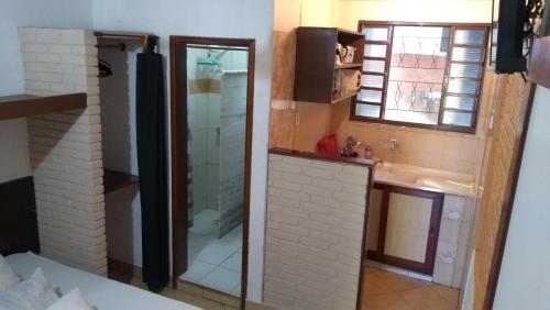 un baño con ducha y lavabo en Chales Virena, en Ubatuba