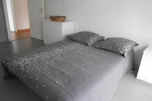 un lit blanc avec deux oreillers dessus dans l'établissement Particulier loue T3 en rez de jardin à 30 mètres de la plage avec un double box, à La Ciotat