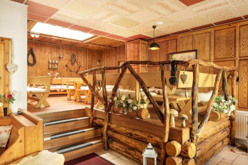 ein Esszimmer mit Holzwänden und Holztreppen in der Unterkunft Löwenbräu am Kohlmarkt in Wernigerode