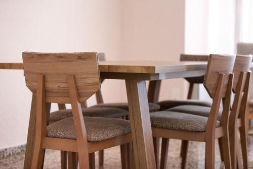 una mesa de madera con 4 sillas alrededor en Apartamento Sambala, en Ontinyent