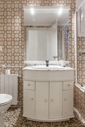 a bathroom with a white sink and a toilet at Apartamento Sambala in Ontinyent