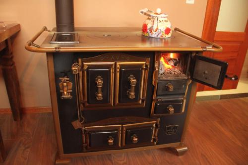 an old stove is sitting in a room at Pousada Vila dos Butias in Urubici