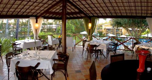 Un restaurante o sitio para comer en Girassóis Suítes