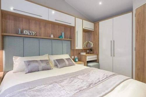 een slaapkamer met een groot wit bed in een kamer bij Premium Chalet at Newquay Away Resorts MV7 in Newquay