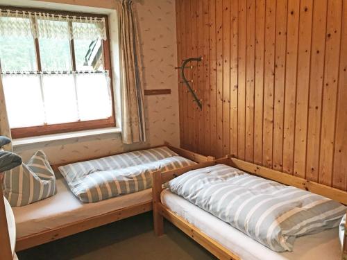 ヴィリンゲンにあるFerienhaus Beckerのベッドルーム1室(ベッド2台、窓付)