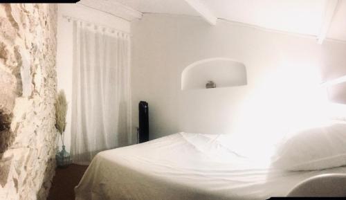 
Een bed of bedden in een kamer bij Mazet indépendant Tavel - Le Mas de l Acacia
