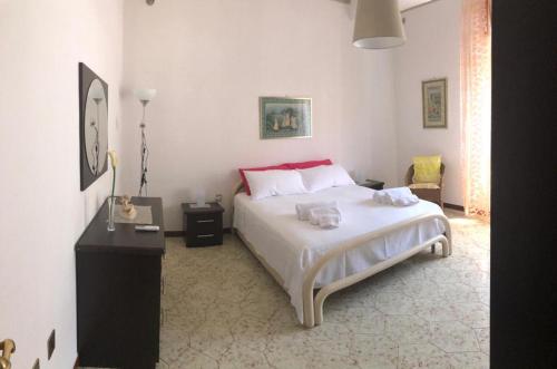 una camera da letto con un letto bianco con cuscini rossi di ClAnaGio House a SantʼAntonio Abate
