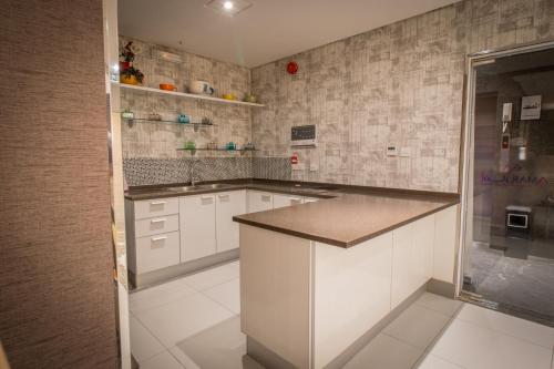 A kitchen or kitchenette at Amar Furnished Hotel Apartments