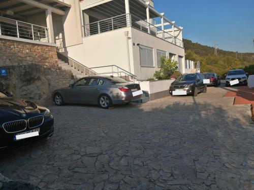 eine Gruppe von Autos, die vor einem Gebäude geparkt sind in der Unterkunft Villa Bellevue in Vis